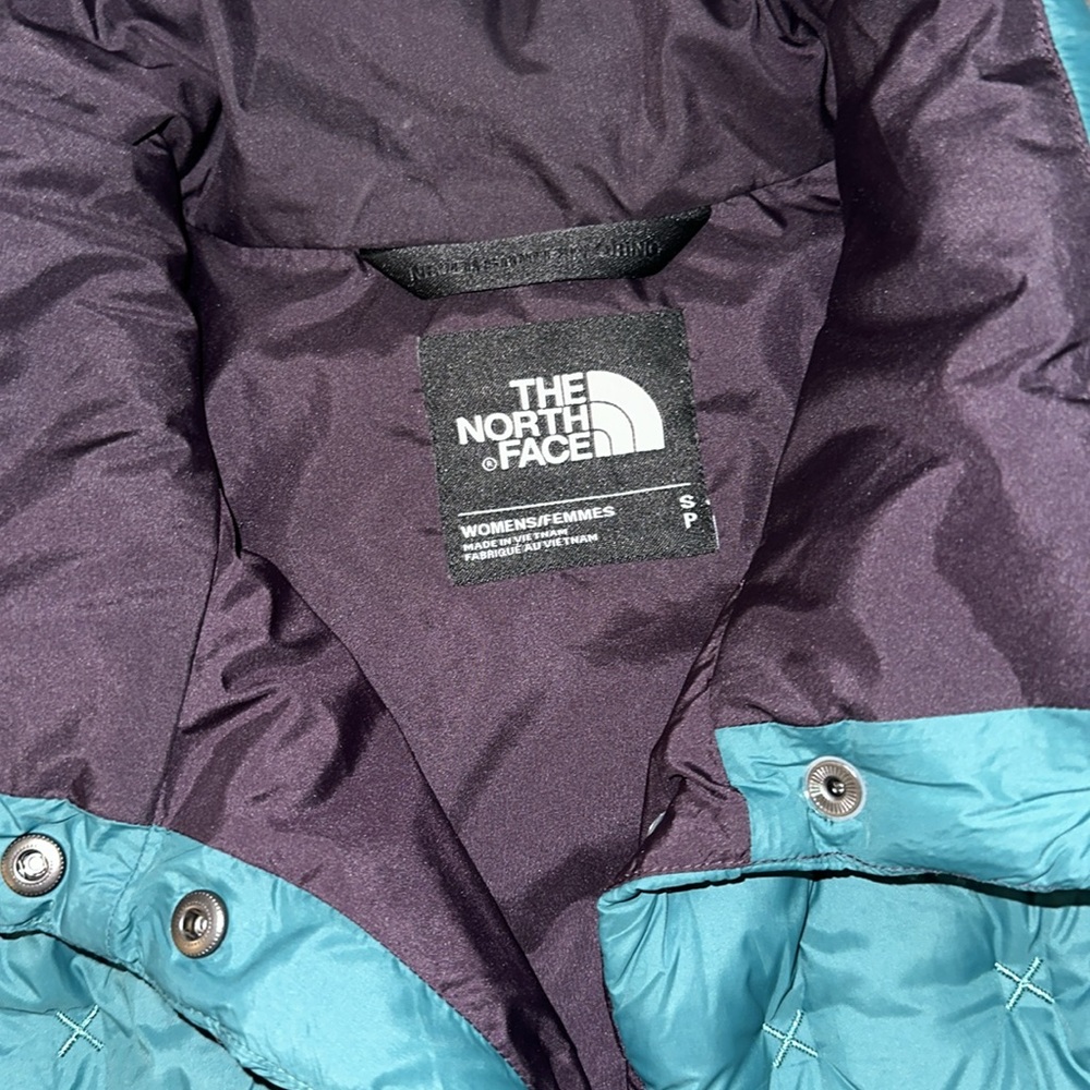 Woman’s Northface Vest - Picture 2 of 4